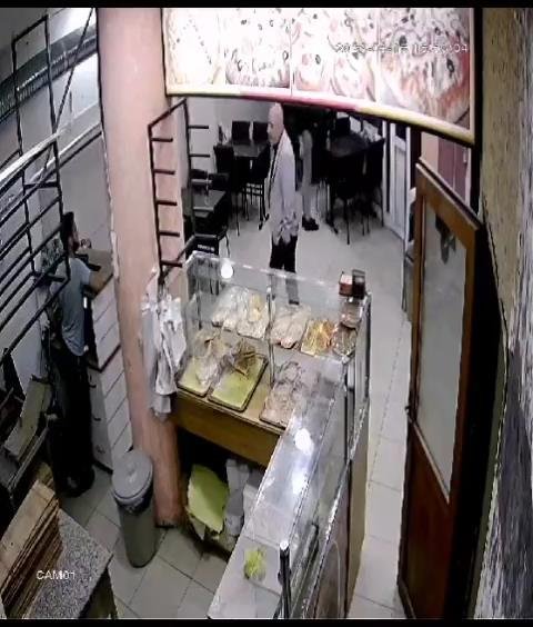 İş yerine gelen şüpheliler silahla rastgele ateş açtı