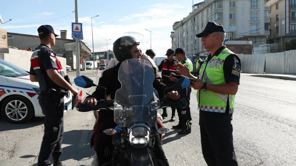 Denetim noktasına motosiklet ile geldi, taksi ile döndü