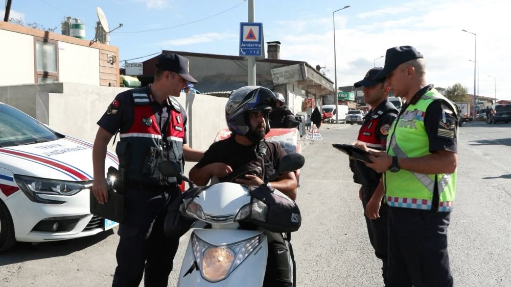Denetim noktasına motosiklet ile geldi, taksi ile döndü