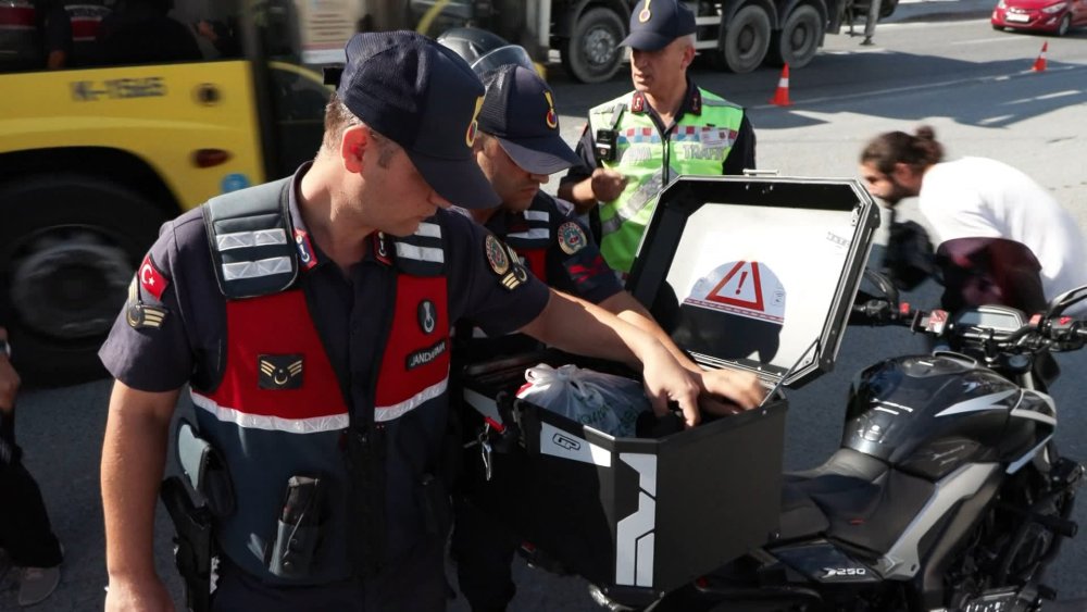 Denetim noktasına motosiklet ile geldi, taksi ile döndü