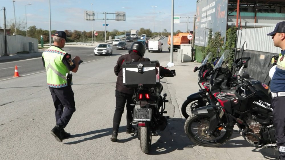 Denetim noktasına motosiklet ile geldi, taksi ile döndü