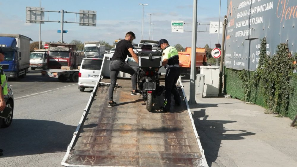 Denetim noktasına motosiklet ile geldi, taksi ile döndü