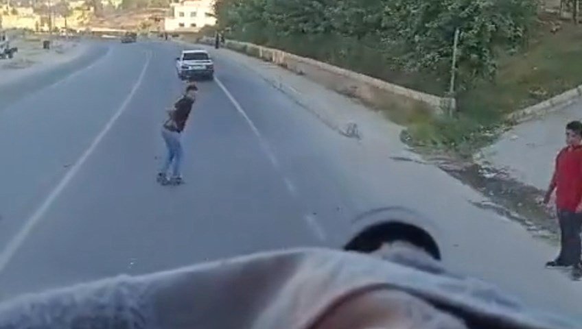 Motoru devrildi, arabanın altında kalmaktan son anda kurtuldu!