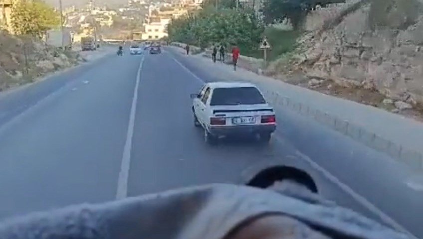 Motoru devrildi, arabanın altında kalmaktan son anda kurtuldu!