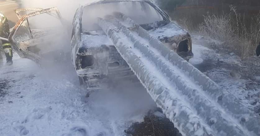 Bariyerlere ok gibi saplandı! Araçtakiler alevlerden son anda kurtuldu..