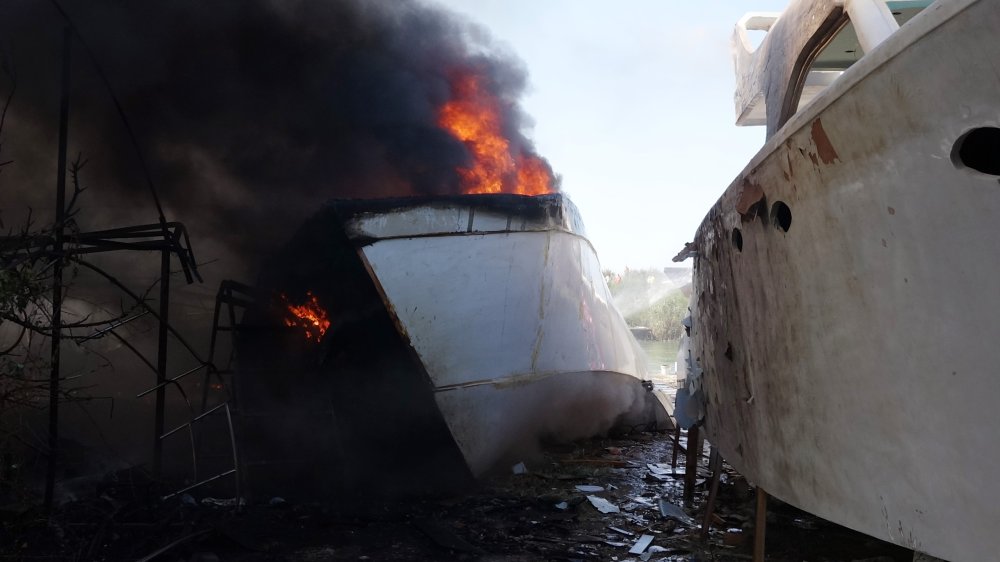 Antalya'da otluk alanda yangın: Teknelere ve ormana sıçradı