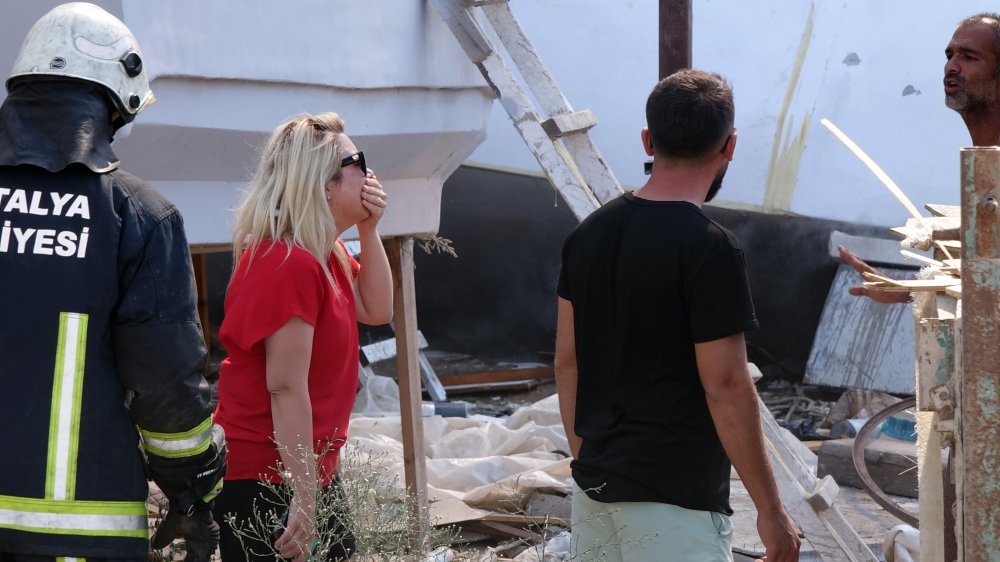 Antalya'da otluk alanda yangın: Teknelere ve ormana sıçradı