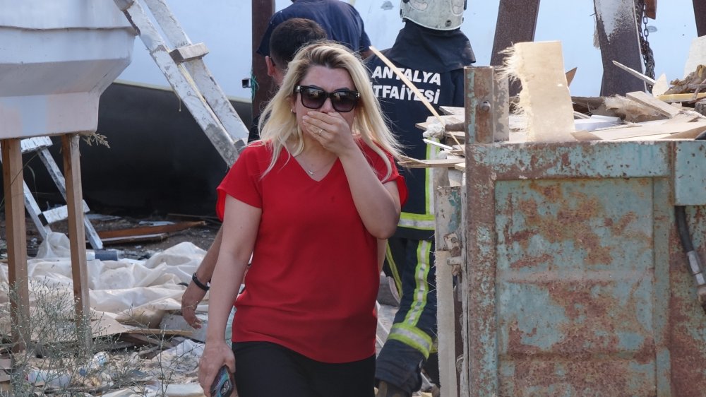 Antalya'da otluk alanda yangın: Teknelere ve ormana sıçradı