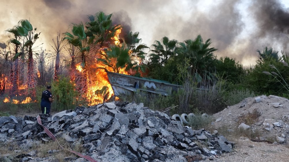 Antalya'da otluk alanda yangın: Teknelere ve ormana sıçradı