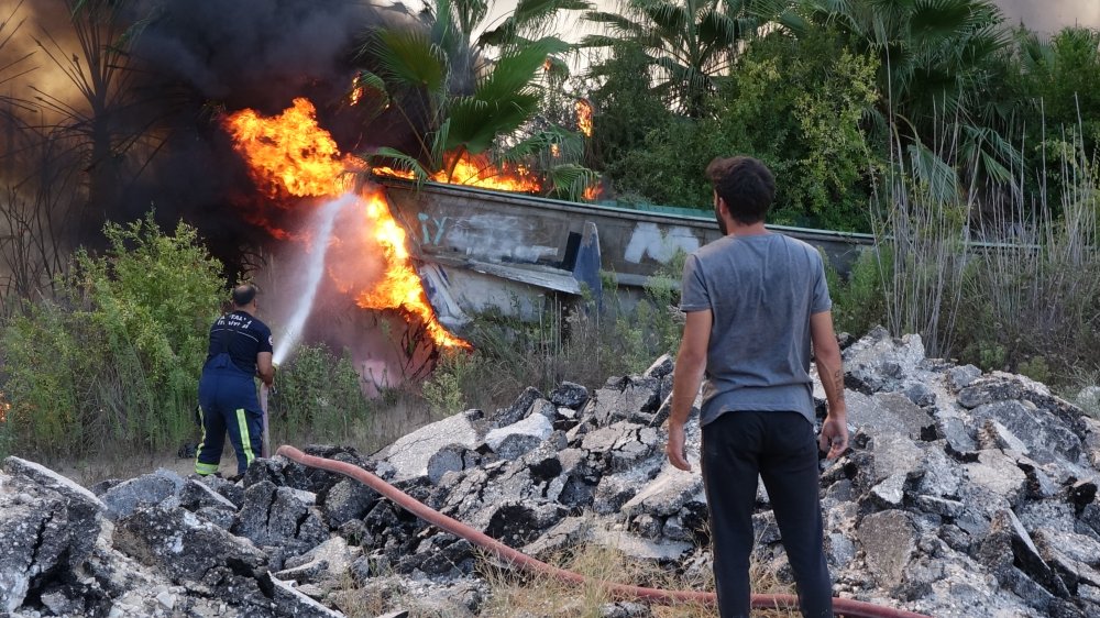 Antalya'da otluk alanda yangın: Teknelere ve ormana sıçradı