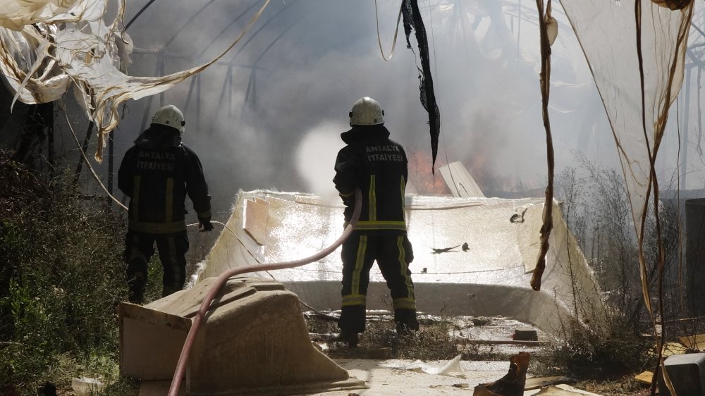Antalya'da otluk alanda yangın: Teknelere ve ormana sıçradı