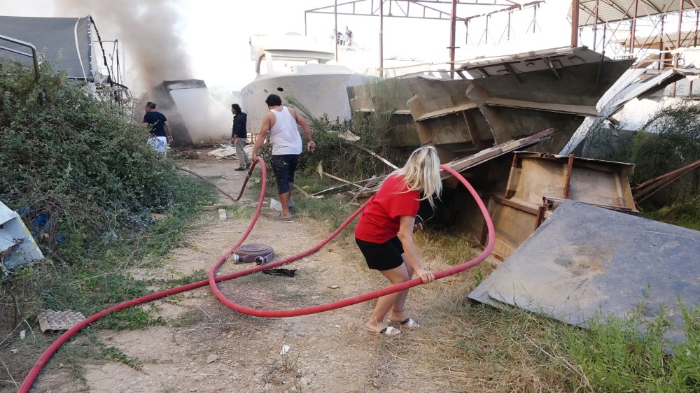 Antalya'da otluk alanda yangın: Teknelere ve ormana sıçradı