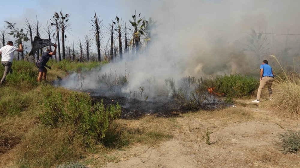 Antalya'da otluk alanda yangın: Teknelere ve ormana sıçradı