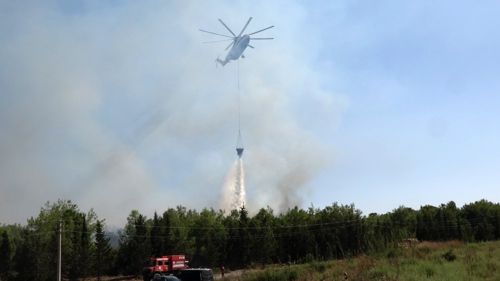 Antalya'da otluk alanda yangın: Teknelere ve ormana sıçradı