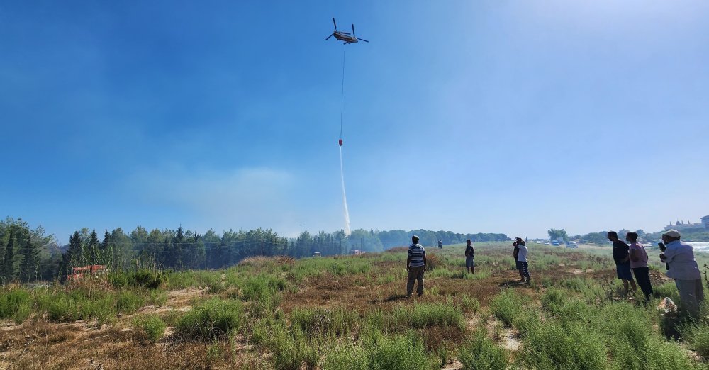 Antalya'da otluk alanda yangın: Teknelere ve ormana sıçradı