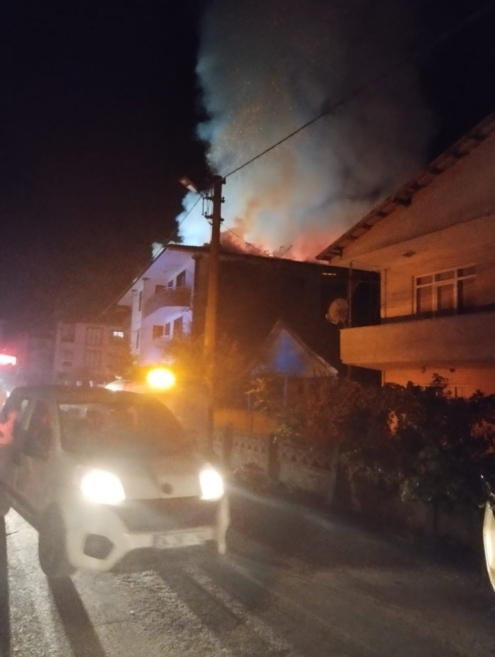 Apartmanın çatısı alev alev yandı: İnceleme başlatıldı