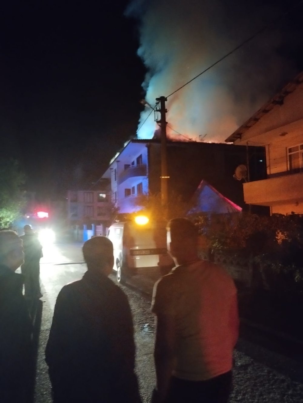 Apartmanın çatısı alev alev yandı: İnceleme başlatıldı