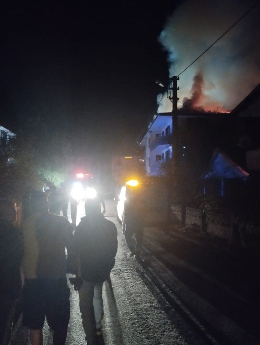 Apartmanın çatısı alev alev yandı: İnceleme başlatıldı