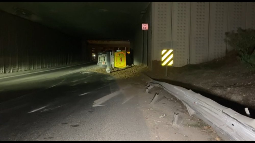 Hafriyat kamyonu yan yattı: Trafik tek şeritten sağlandı