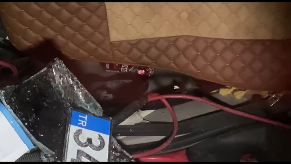 Hafriyat kamyonu yan yattı: Trafik tek şeritten sağlandı