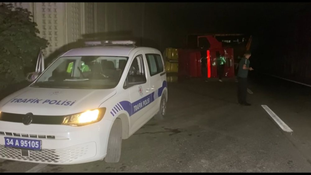 Hafriyat kamyonu yan yattı: Trafik tek şeritten sağlandı