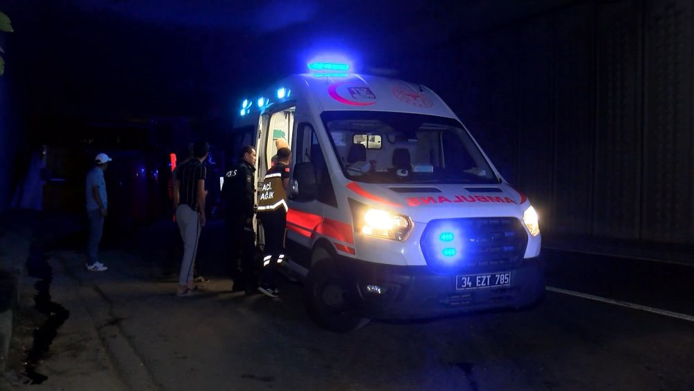 Hafriyat kamyonu yan yattı: Trafik tek şeritten sağlandı