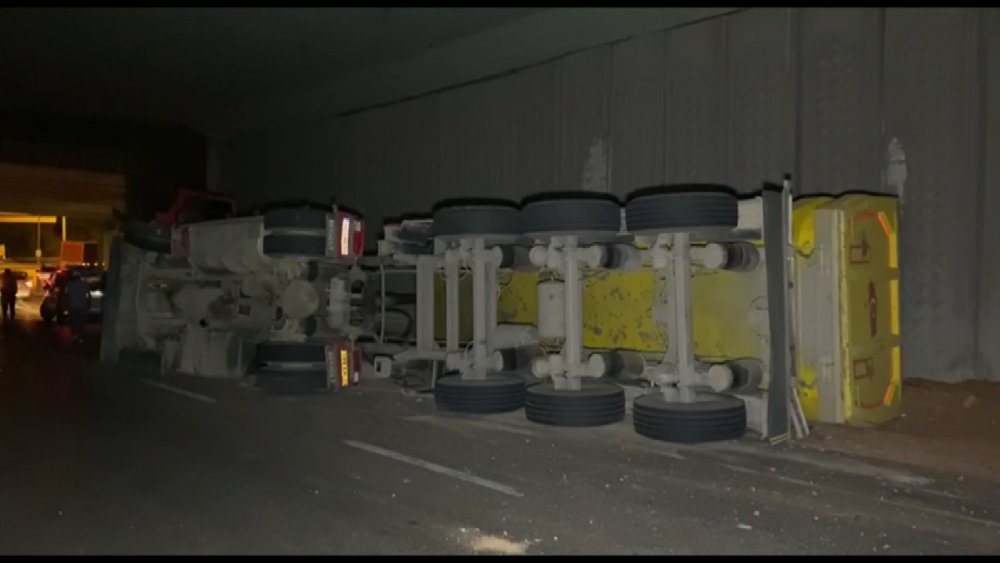 Hafriyat kamyonu yan yattı: Trafik tek şeritten sağlandı