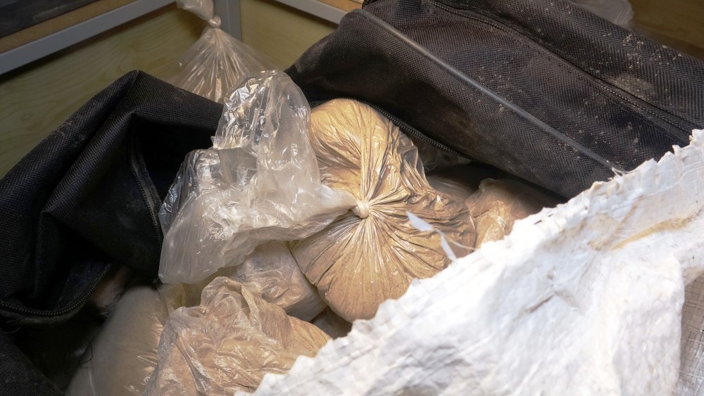 Rezidanstaki daireye baskın: Yüklü miktarda uyuşturucu piyasaya süreceklerdi