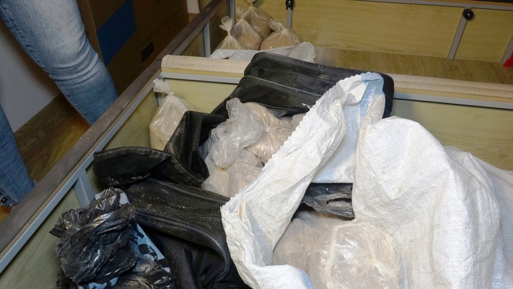 Rezidanstaki daireye baskın: Yüklü miktarda uyuşturucu piyasaya süreceklerdi