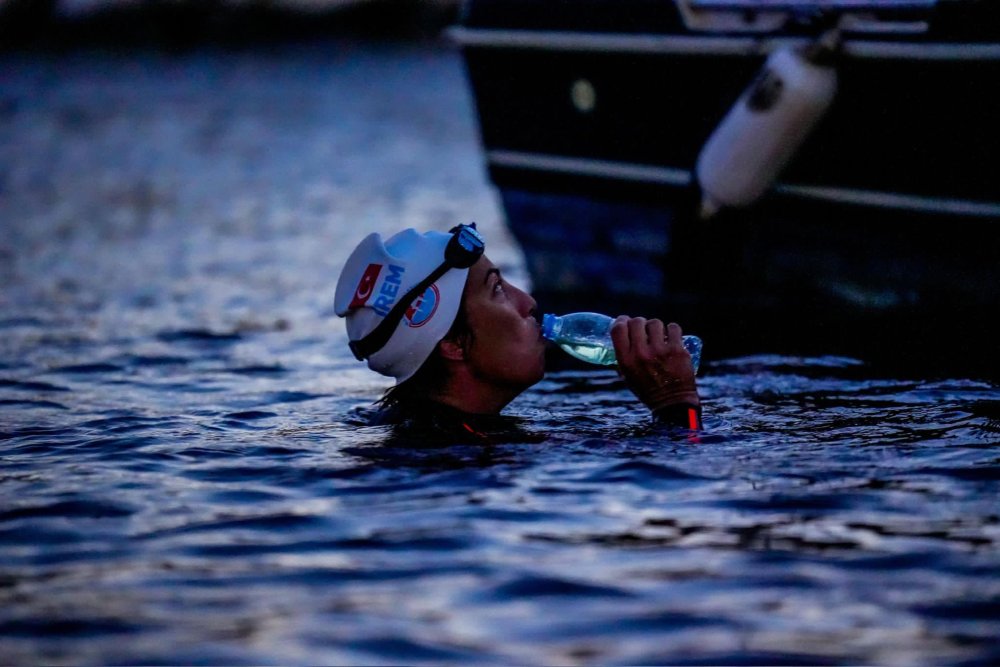 Sporcu İrem Sönmez kadına yönelik şiddete karşı 24 saat aralıksız yüzdü