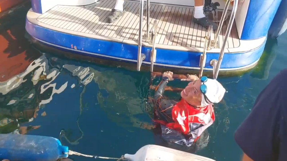 Sporcu İrem Sönmez kadına yönelik şiddete karşı 24 saat aralıksız yüzdü