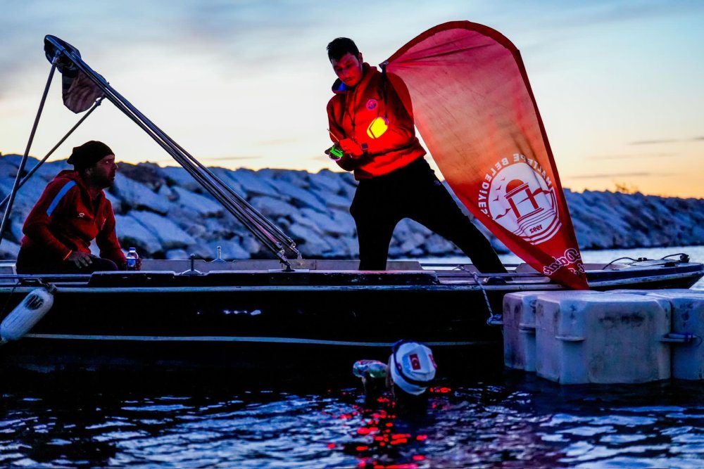 Sporcu İrem Sönmez kadına yönelik şiddete karşı 24 saat aralıksız yüzdü