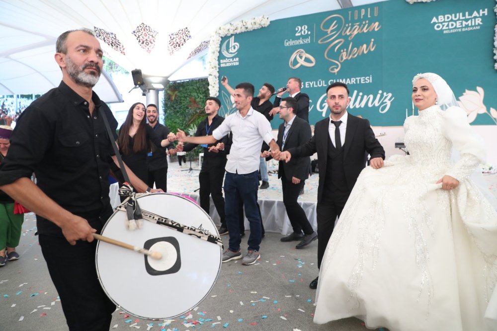 Toplu düğün şöleniyle 30 çift dünyaevine girdi