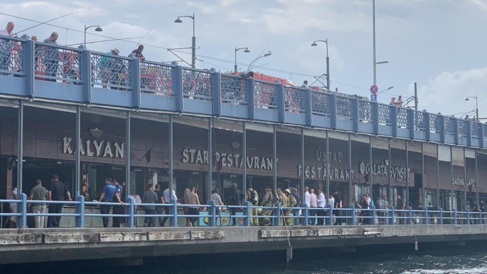 Galata Köprüsü’nde yangın paniği: Dumana aldırış etmeden balık tutmaya devam ettiler