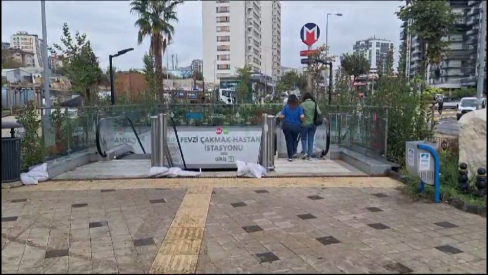 Metro istasyonunu su bastı, girişler kapatıldı