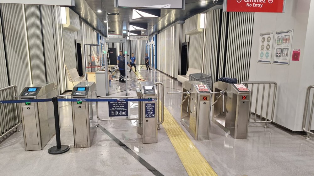 Metro istasyonunu su bastı, girişler kapatıldı