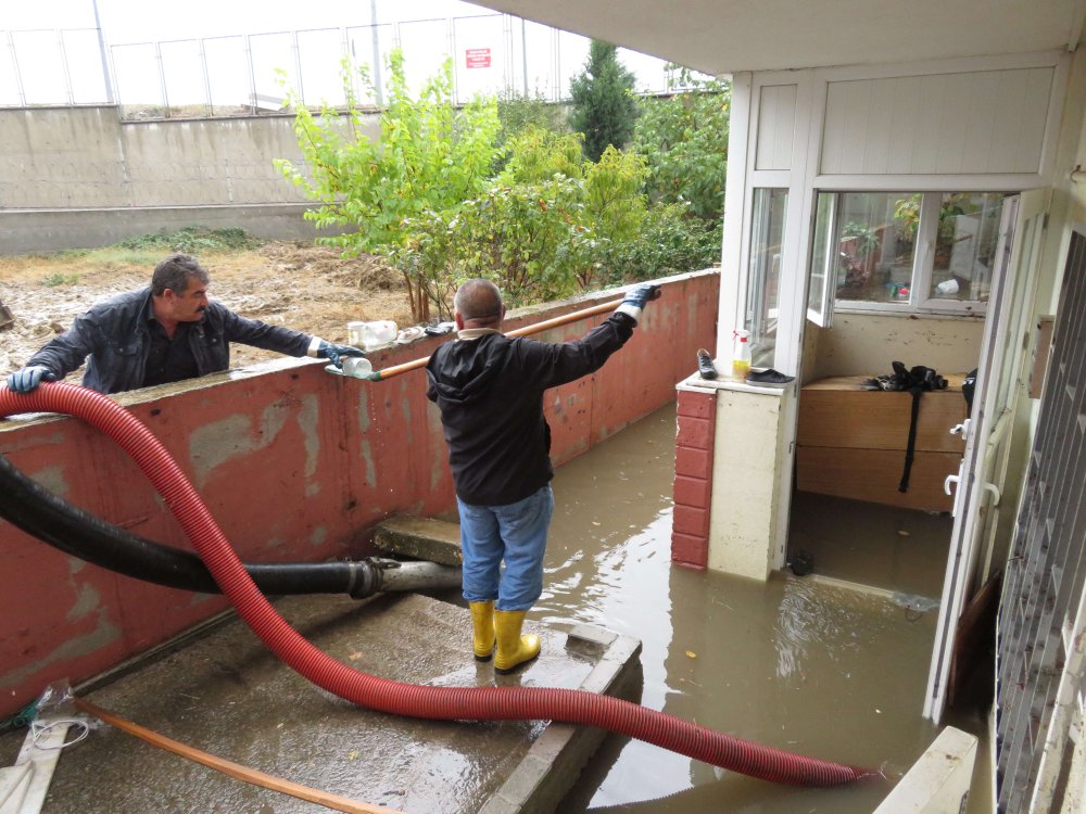 Yollar göle döndü, ev ve iş yerlerini su bastı: Eşyalar kullanılamaz hale geldi