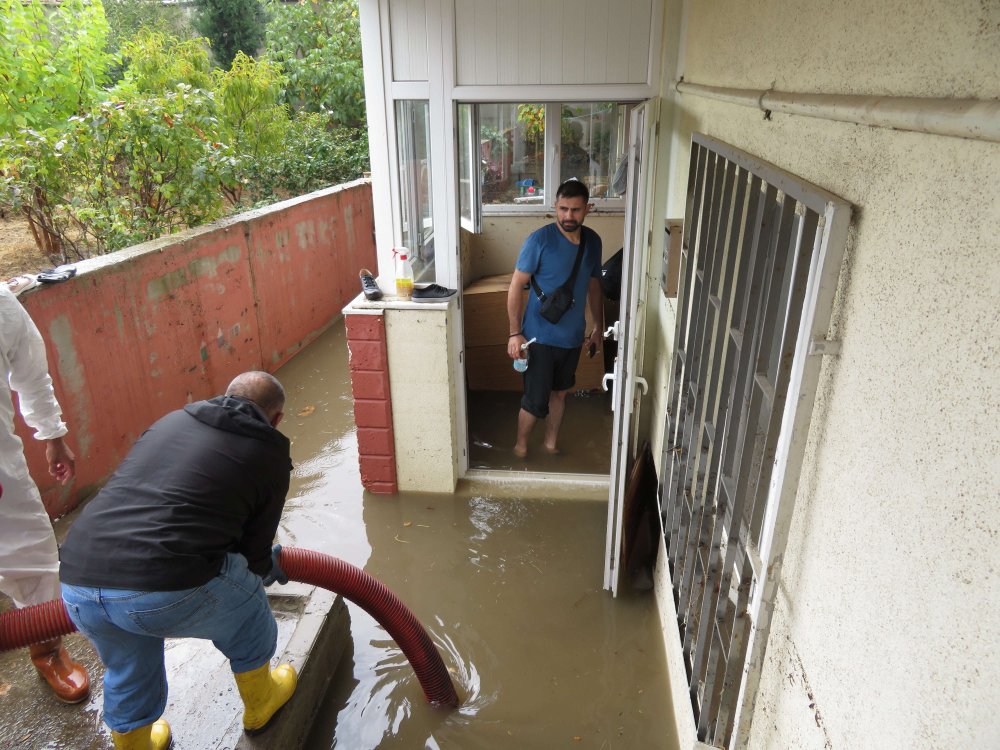 Yollar göle döndü, ev ve iş yerlerini su bastı: Eşyalar kullanılamaz hale geldi