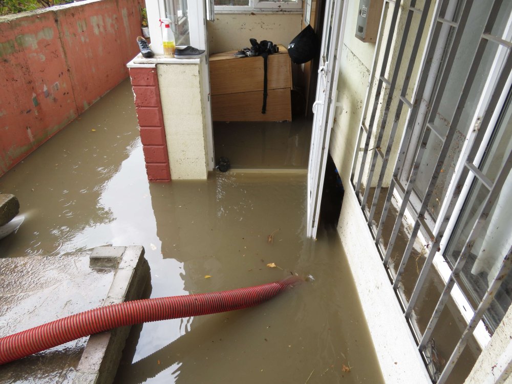 Yollar göle döndü, ev ve iş yerlerini su bastı: Eşyalar kullanılamaz hale geldi