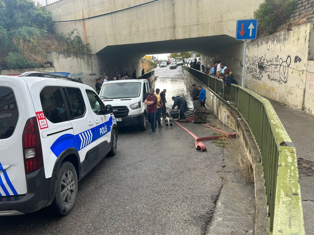 İstanbul'da kuvvetli yağış: Cadde ve alt geçit göle döndü