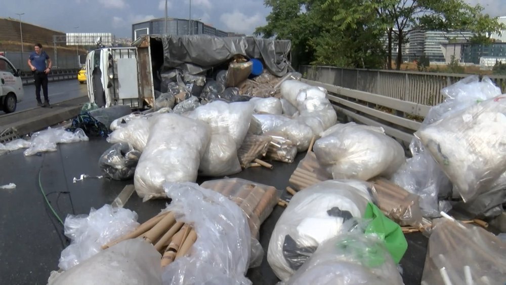 Kamyonet demir bariyerlere çarparak verildi: Yol trafiğe kapandı
