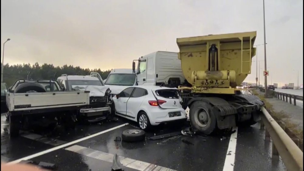 Hafriyat kamyonu 6 araca birden çarptı!