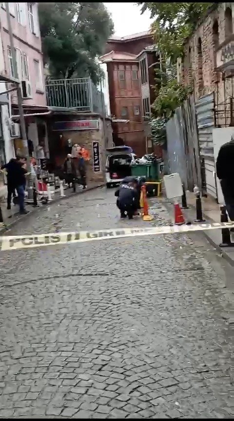 Bilirkişi ekibinin önünde silahlı çatışma: Yaralıya tekme ve yumruklarla saldırdılar