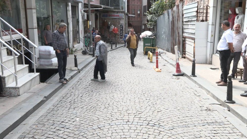 Bilirkişi ekibinin önünde silahlı çatışma: Yaralıya tekme ve yumruklarla saldırdılar