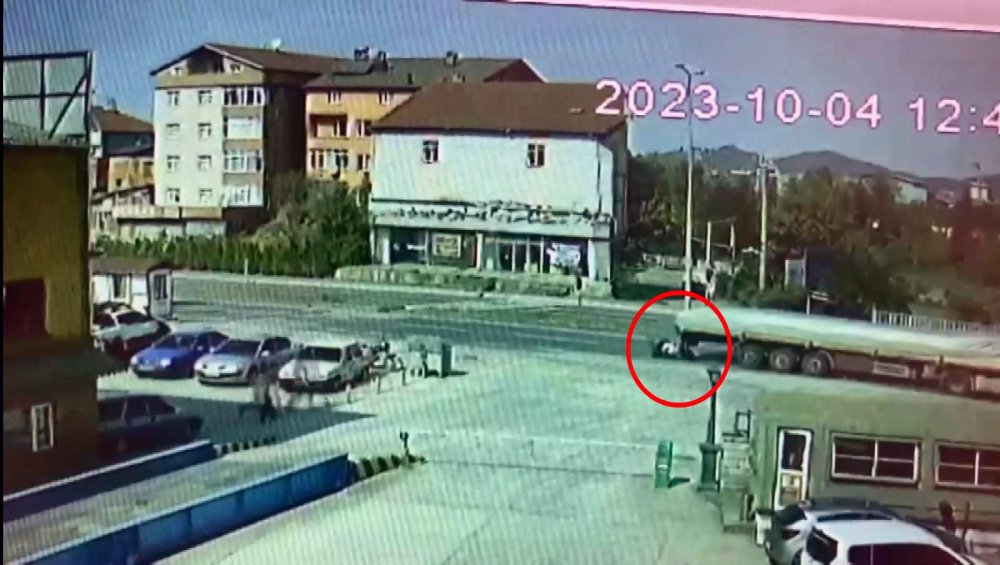 Geri manevra yapan TIR, motosikletliyi metrelerce sürükledi!