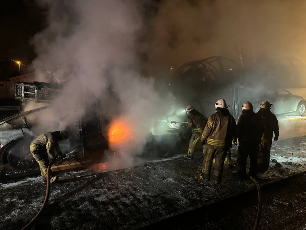 TIR dorsesindeki 6 elektrikli araç alev alev yandı