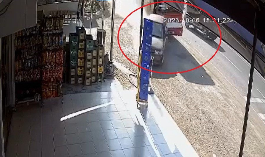 Belediye otobüsü park halindeki otomobile çarptı: Ezilmekten son anda kurtuldu