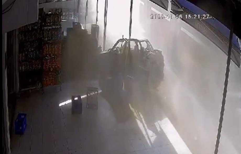 Belediye otobüsü park halindeki otomobile çarptı: Ezilmekten son anda kurtuldu