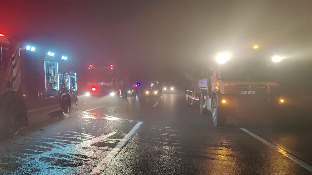 Kumaş yüklü TIR alev alev yandı