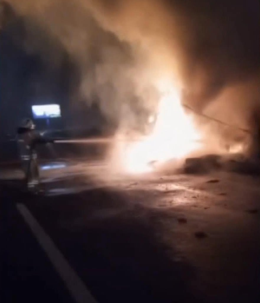 Kumaş yüklü TIR alev alev yandı